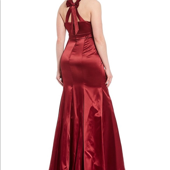 Trumpet style formal gown - Picture 4 of 7